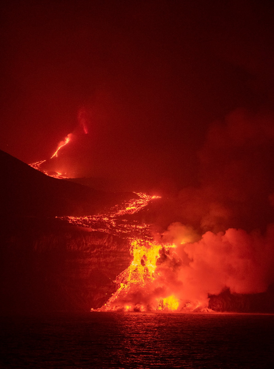 吓人西班牙火山继续喷发滚烫石块最大的有三层楼房大小
