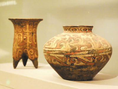 夏商时期彩绘陶鬲,彩绘陶罐.杜建坡摄