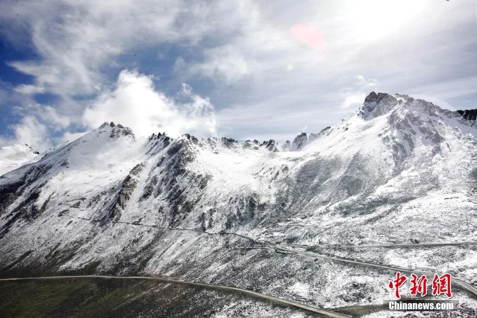 从西线进入卧龙必须经过的海拔4532米的巴朗雪山。中新社记者 任晨鸣 摄