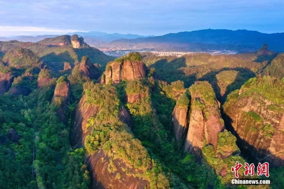 武夷山，是中国生物多样性保护的重要地区，现存十分完整的中亚热带原生性森林生态系统。图为夕阳下的武夷山国家公园丹霞群峦。王东明 摄