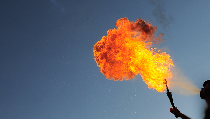 台湾一摄影师山顶玩 喷火 还拍照上传 被网友大骂 台湾省 新浪财经 新浪网