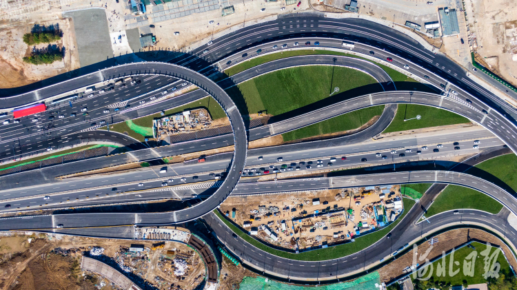 通燕高速燕郊出口立交枢纽正式通车