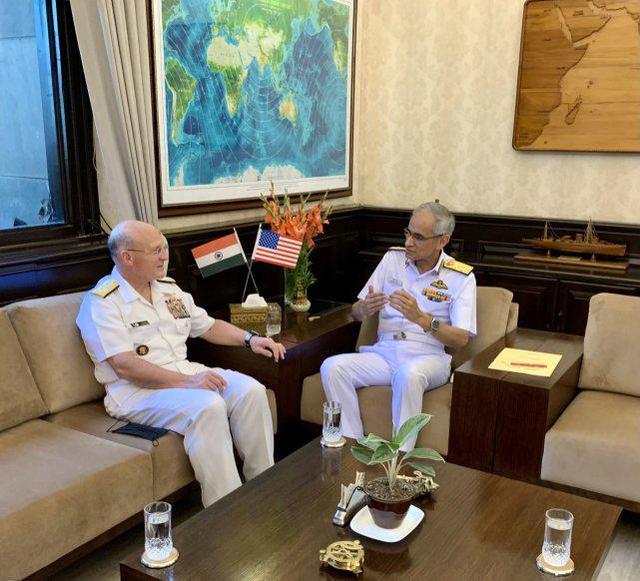 美国海军作战部长迈克尔·吉尔戴与印度海军上将卡拉姆比尔·辛格。图源：印媒
