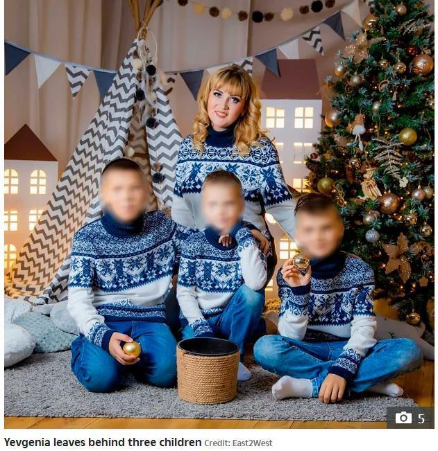 莱昂季耶娃和自己的3个孩子 图源：外媒