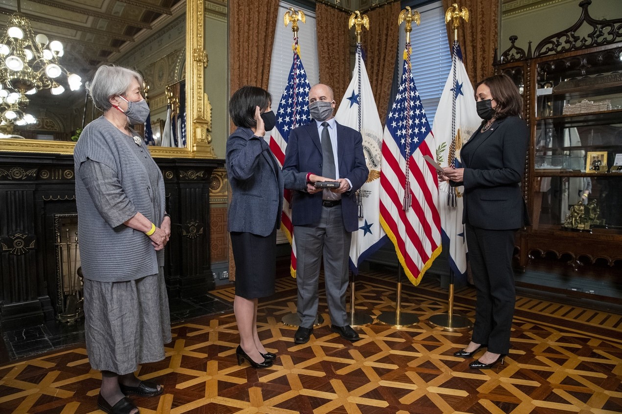 当地时间2021年3月18日，美国华盛顿特区，美国贸易代表戴琪出席宣誓就职典礼，副总统哈里斯出席。