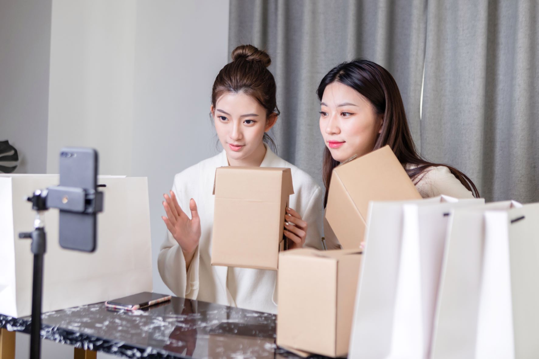 网红补税622万，打工人哭了：顶流主播早已财富自由，中小主播熬五年也能买房