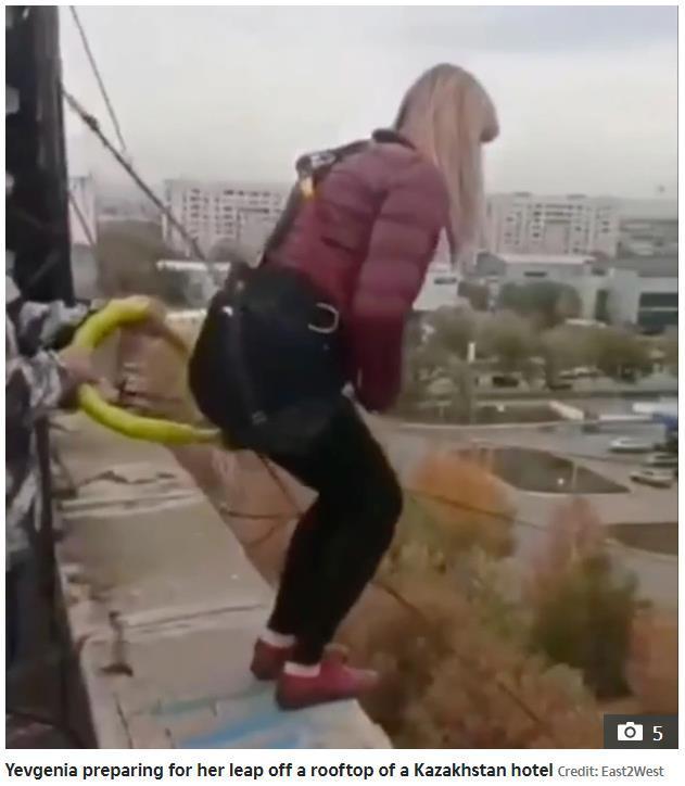 莱昂季耶娃正准备从酒店顶楼跳下去 图源：外媒
