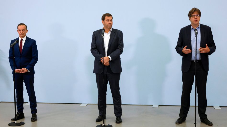 △德国自民党、社民党和绿党秘书长（从左至右）12日出席新闻发布会发表声明