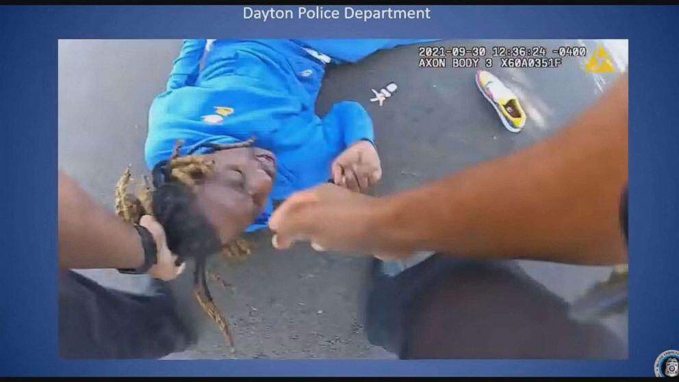 黑人截瘫男子被警察从车里强行拖出