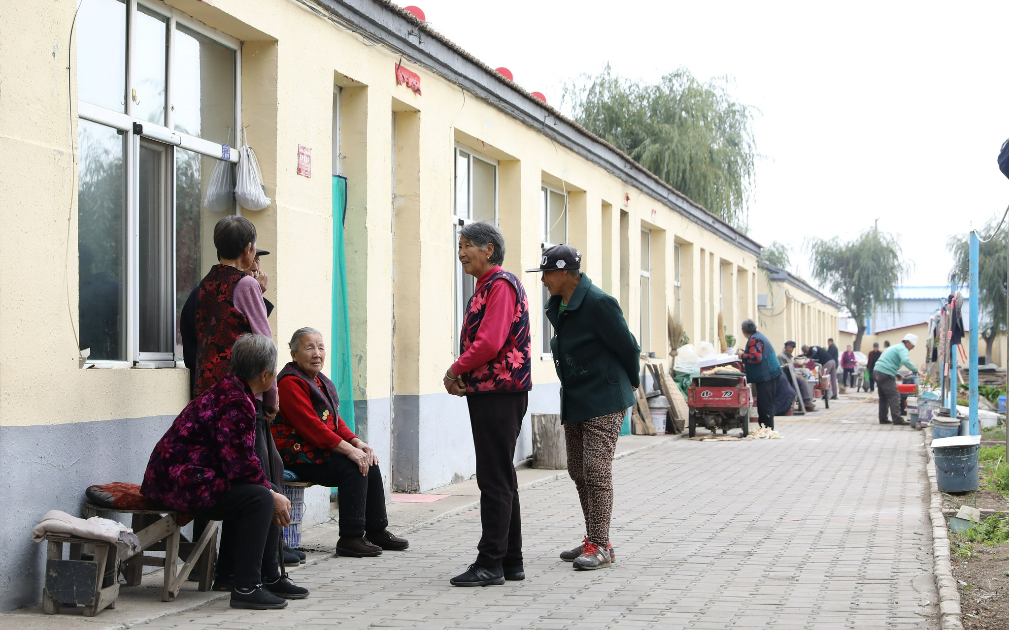 10月8日,花村幸福院的老人们聚在一起聊天.受访者供图