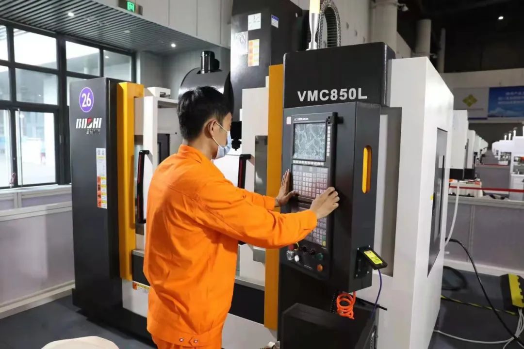 数控机床装调维修工比赛现场 中工网记者 王鑫 摄