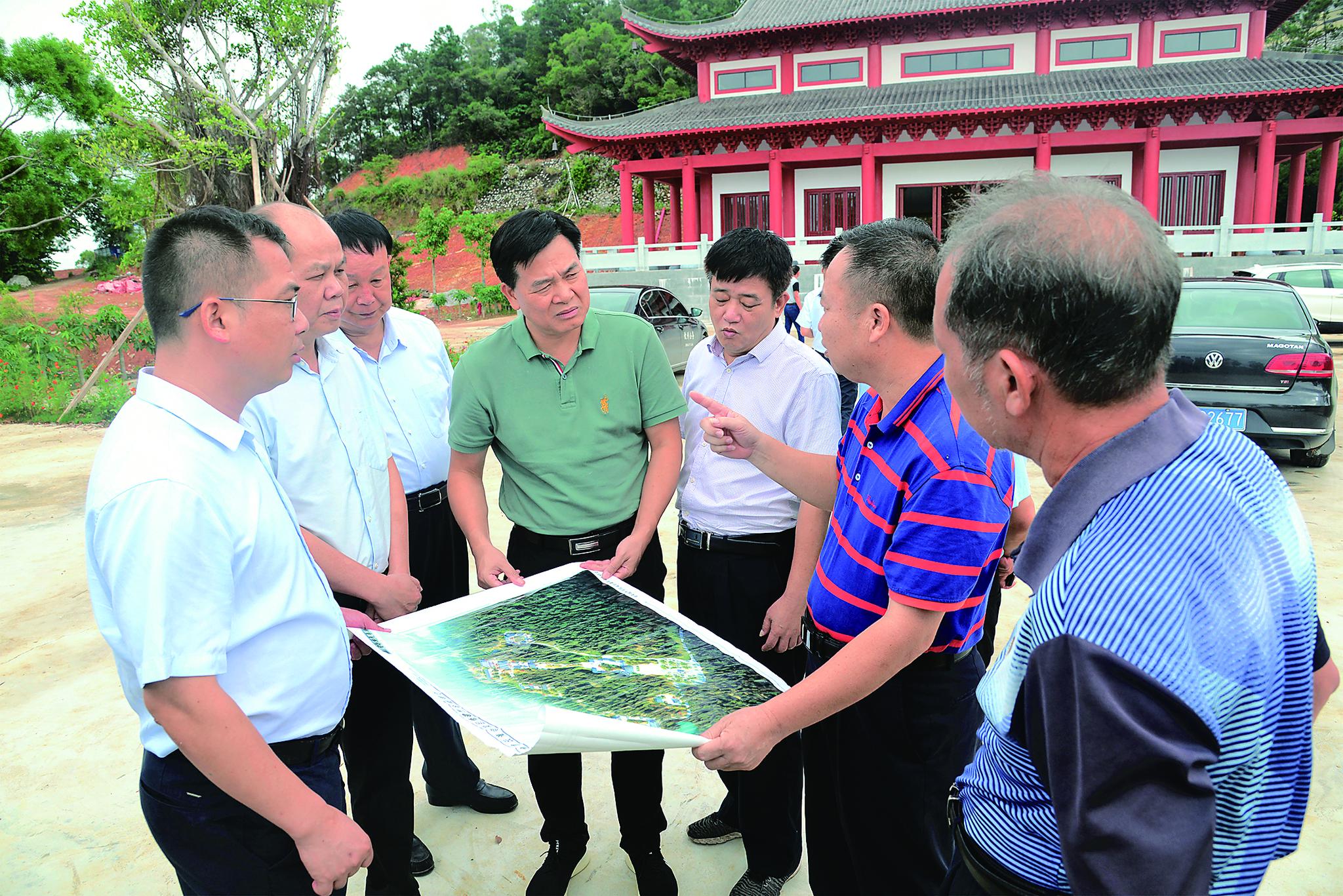 图为调研组在三娘湾云海寺调研,听取情况介绍.陈国明 摄