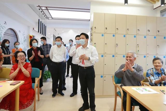 "区委书记陆方舟一行来到南翔镇新丰村老年人日间照护中心,与正在下棋