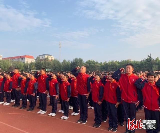 石家庄市第二十二中学举行初一年级建队仪式