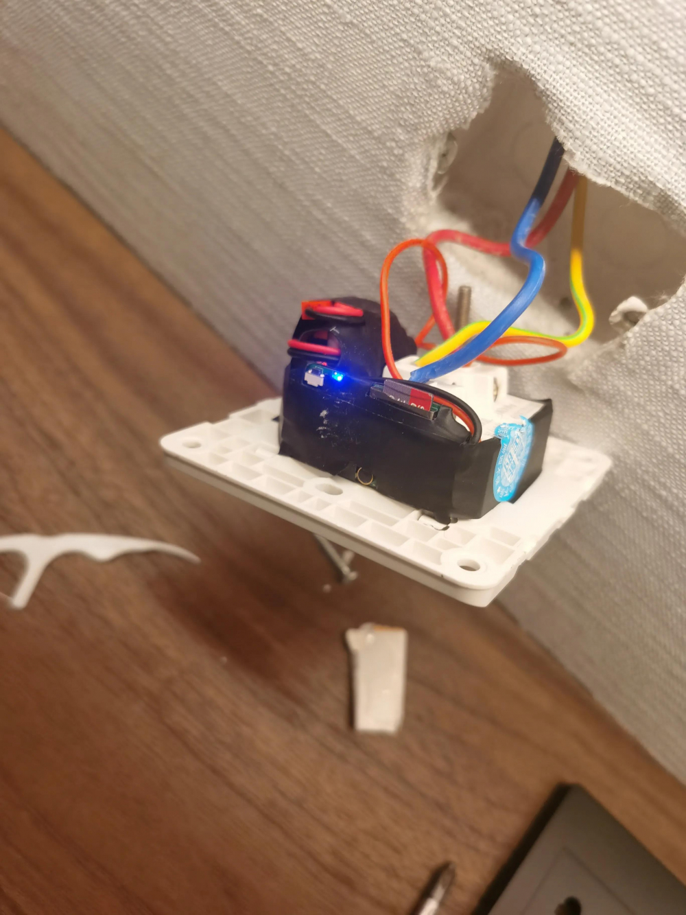 女子入住湖南一国际酒店换2房均查出针孔摄像头