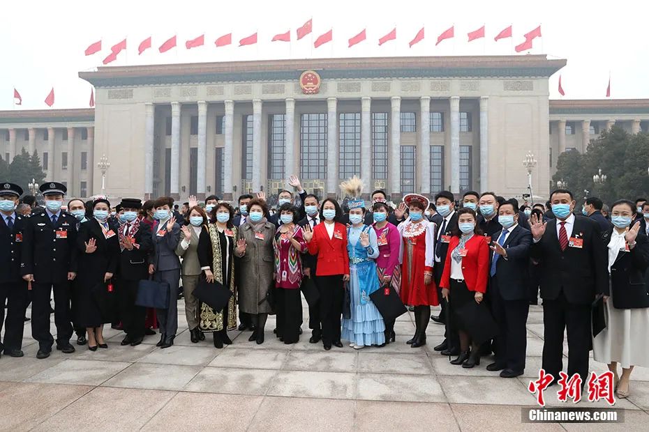 图为全国人大代表在大会堂前合影.中新社记者 蒋启明 摄