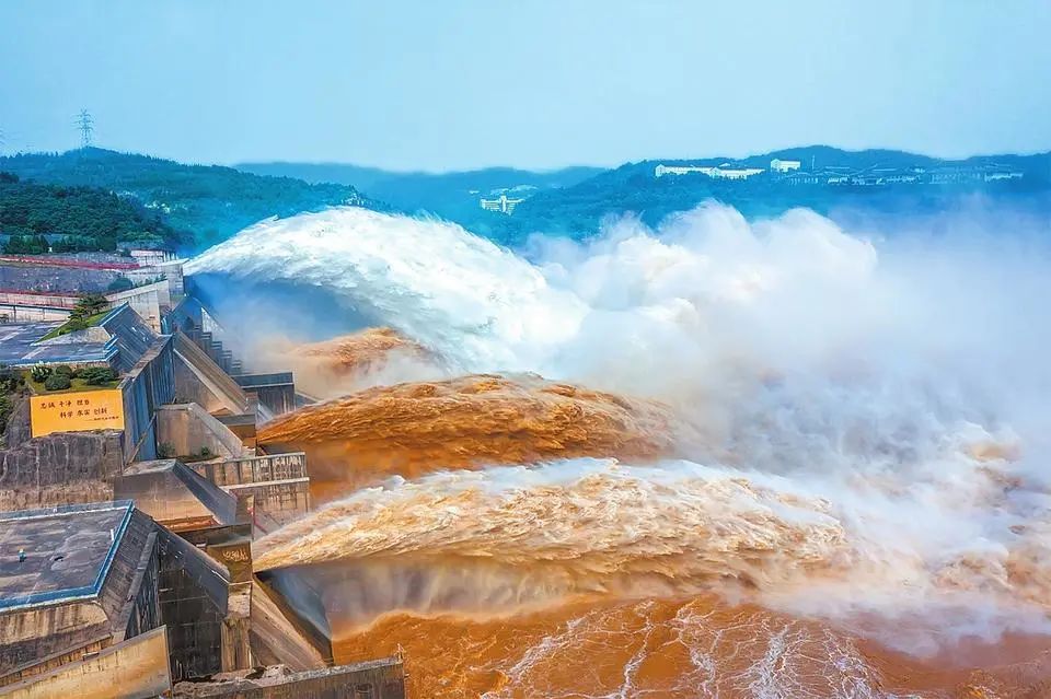 10月2日，小浪底泄洪场景。图/河南日报