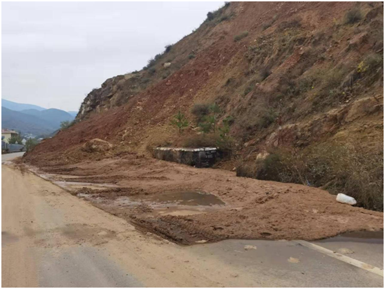 （乡宁县境内发生山体滑坡，道路受阻。时代周报记者 黄嘉祥/摄）