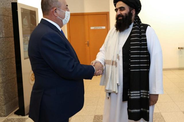 土耳其外交部长梅夫鲁特·恰武什奥卢（左）在安卡拉会见阿富汗代理外交部长阿米尔·汗·穆塔奇（半岛电视台报道截图）