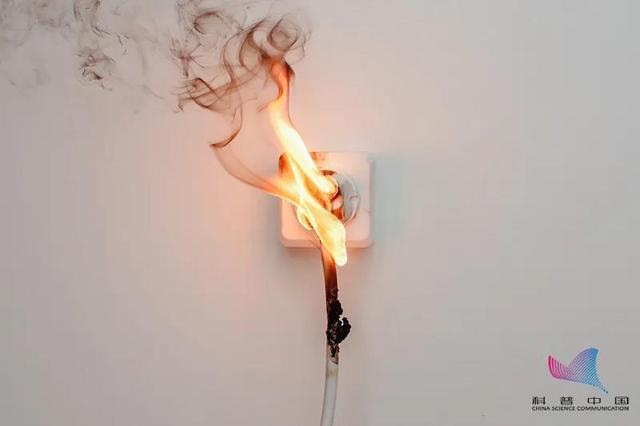 电器火灾发生火灾后,很多人第一反应就是用水灭火,其实,这种想法是