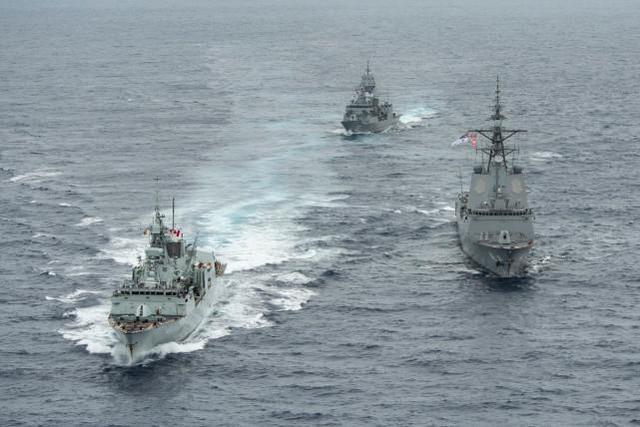 “布里斯班”号和“瓦拉芒加”号与“温尼伯”号。图源：加拿大军方推特