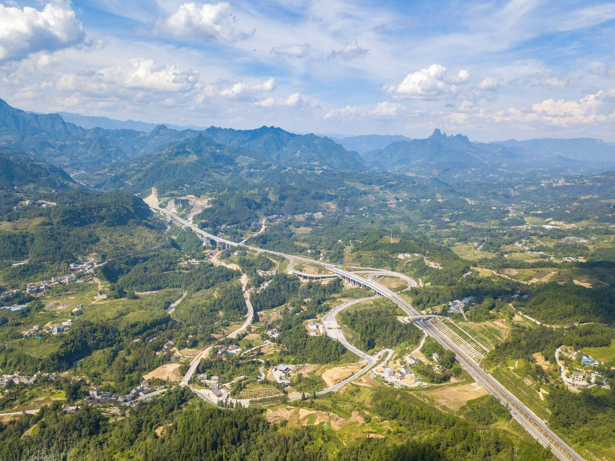 渝东北和渝东南首条高速直连石黔高速全线通车运营