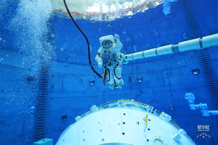 航天员翟志刚水下训练时在机械臂上移动（8月25日摄）。新华社发（孔方舟 摄）