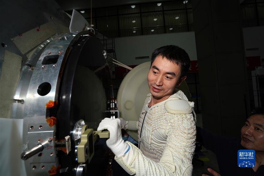 航天员叶光富参加工效实验（3月31日摄）。新华社发（孔方舟 摄）
