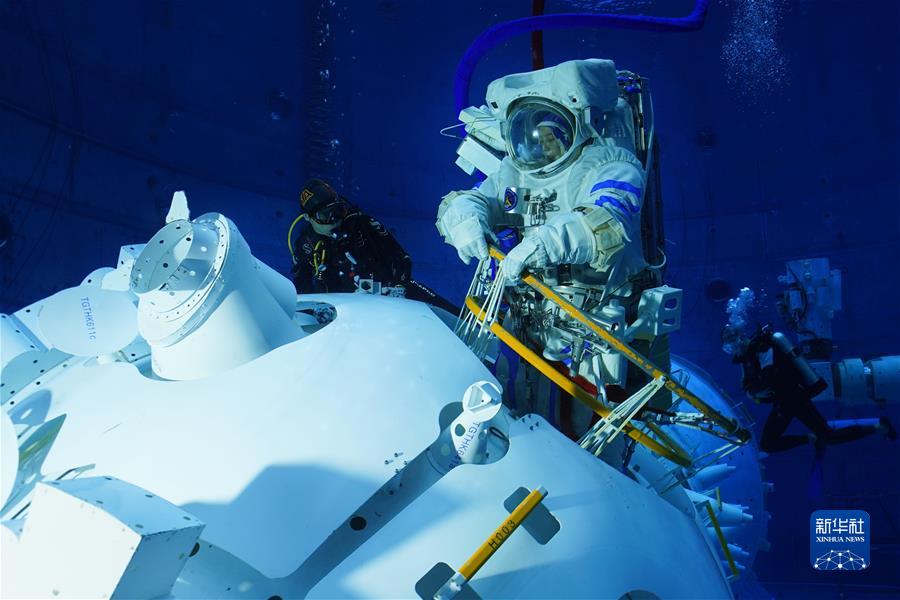 航天员王亚平进行水下出舱训练（3月8日摄）。新华社发（徐部 摄）