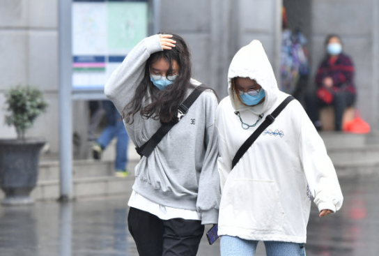 雨中的市民。记者喻志勇 摄