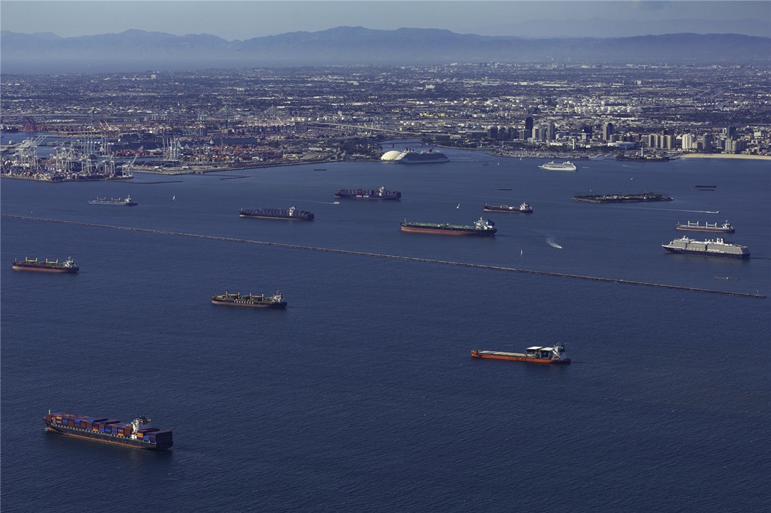 △10月9日，美国加利福尼亚州，大批集装箱船滞留在长滩港口外。（图自视觉中国）