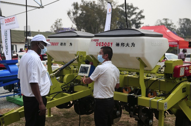 △中国援津巴布韦农业技术示范中心参加津巴布韦农业展