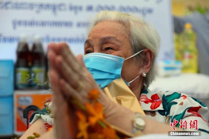 资料图：接种中国产新冠疫苗的101岁华裔老人贺琴女士。中新社记者 欧阳开宇 摄