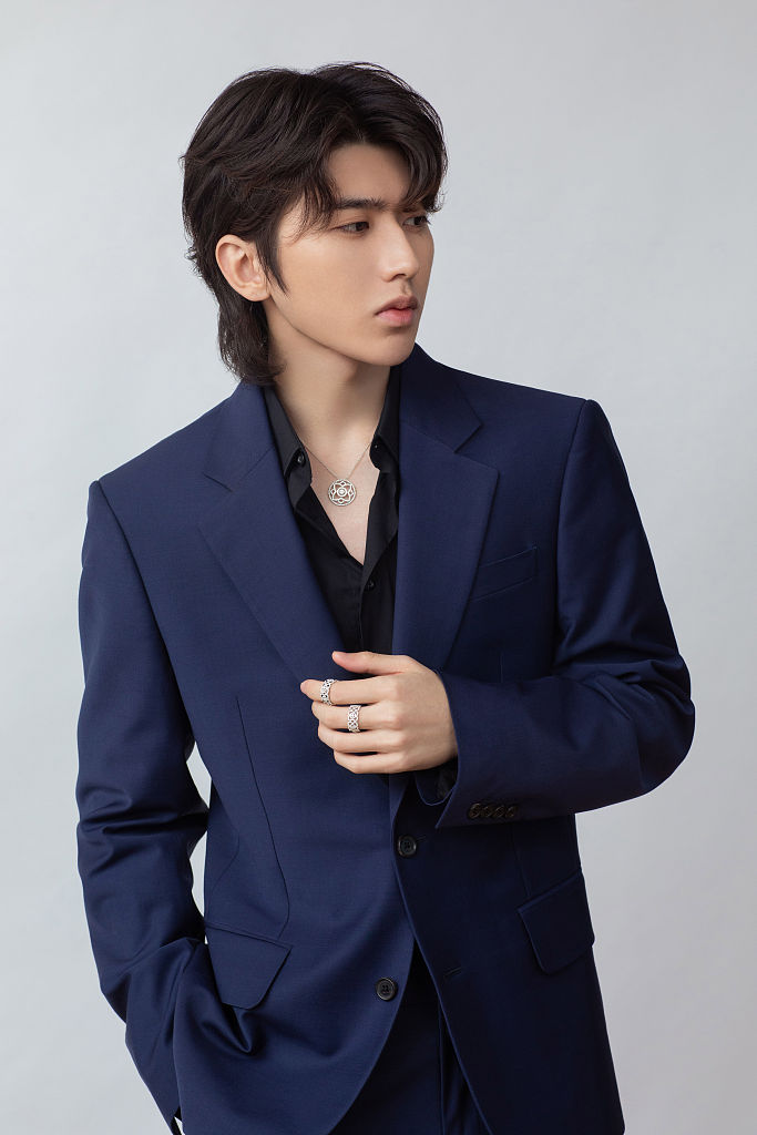 蔡徐坤深蓝西装凸显熟男气质 中分刘海眼神深邃氛围感十足_高清图集