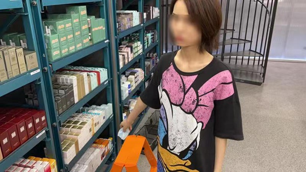 图说:嫌疑人指认作案现场