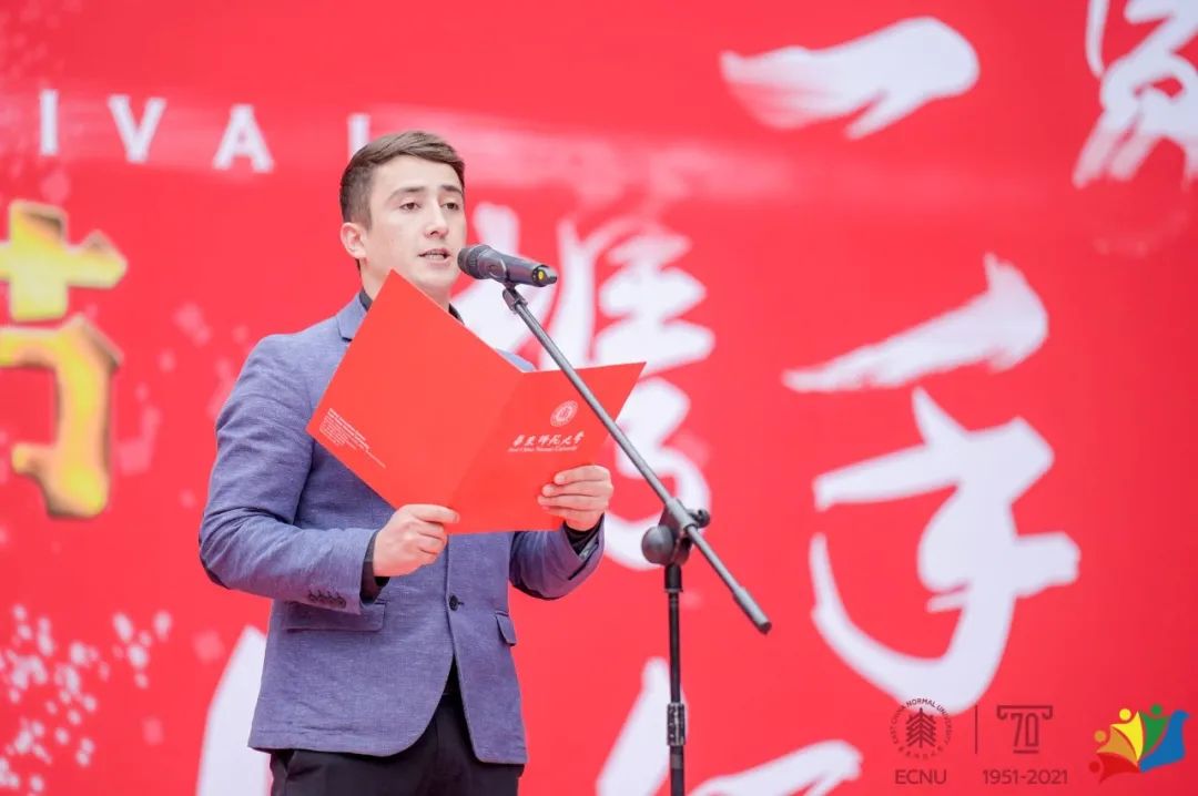 ▲ 塔吉克斯坦的本科国际学生德明作为国际学生代表分享了他与华东师大国际文化节的情缘