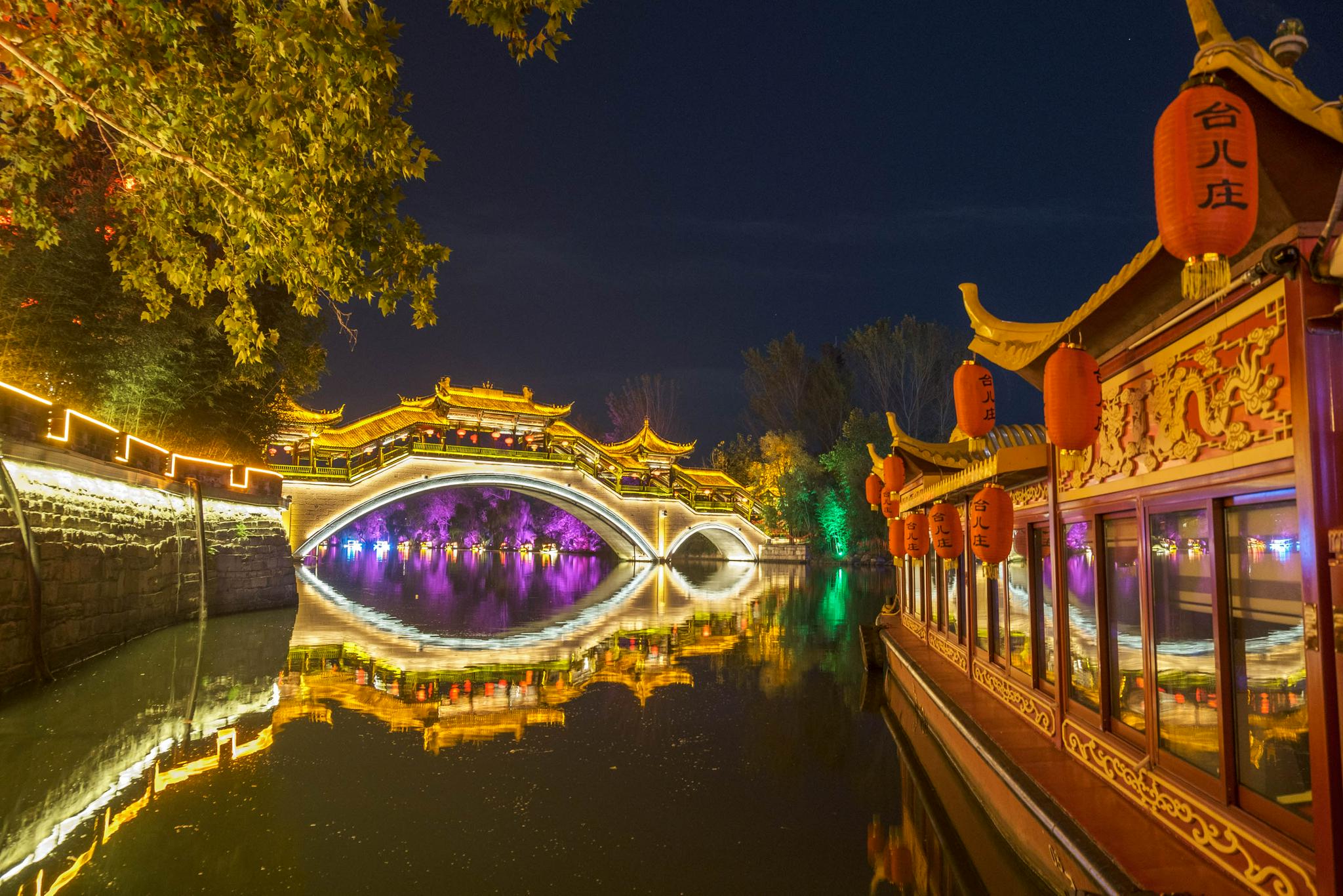 10月17日晚,台儿庄古城夜景.新京报记者王子诚摄