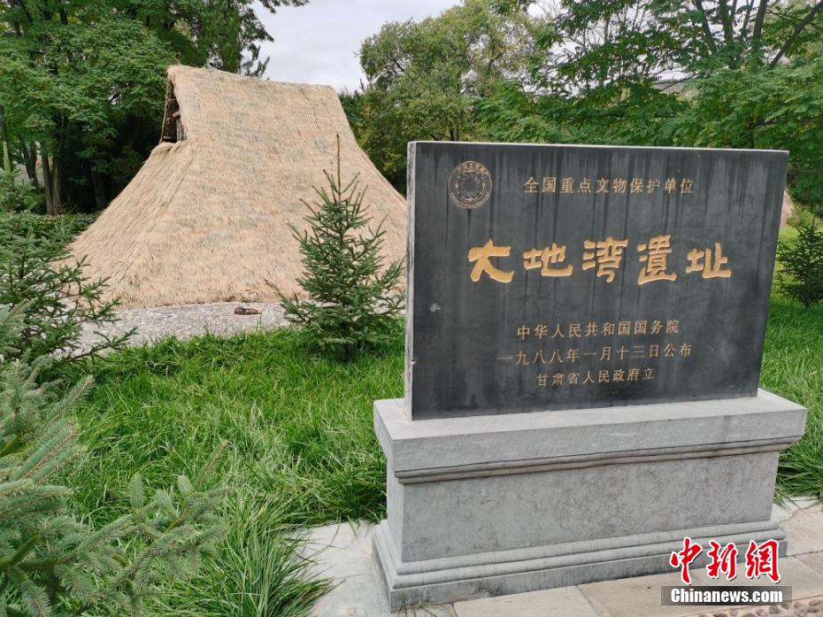 图为大地湾遗址处模拟复制的原始村落.吉翔 摄
