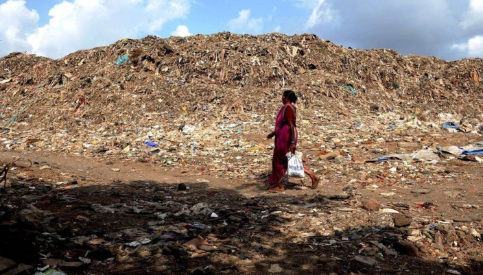 印度最古老的垃圾山已经有18层楼高