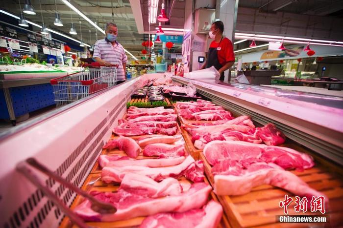  资料图：山西太原一超市，消费者在选购猪肉。 中新社记者 张云 摄