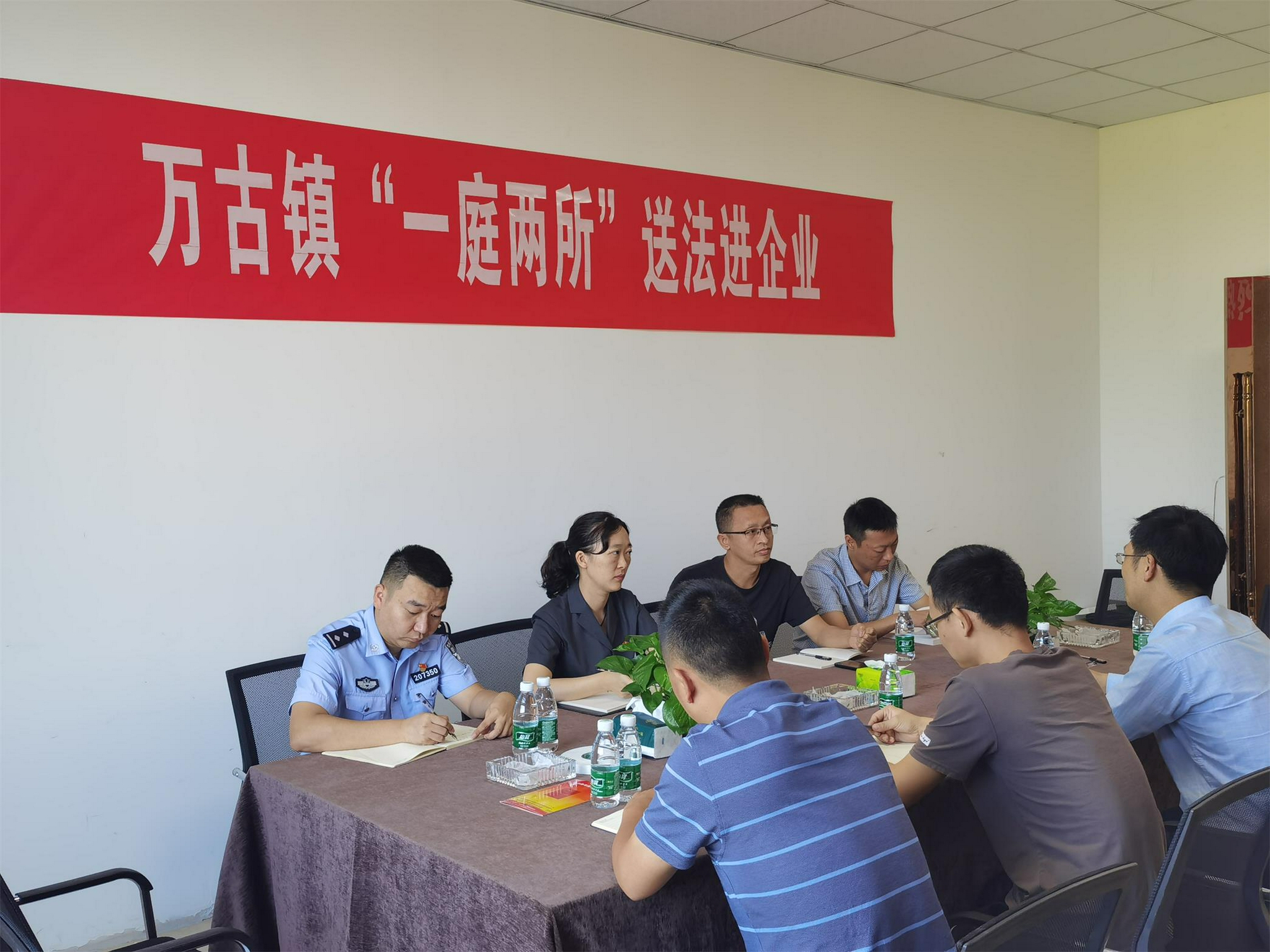 近日,重庆市大足区万古镇万古法庭,万古司法所,万古派出所组织干警一