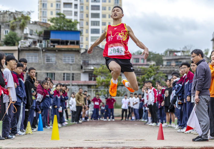 10月15日,贵州省黔西一中学生在进行男子跳远比赛新华社图
