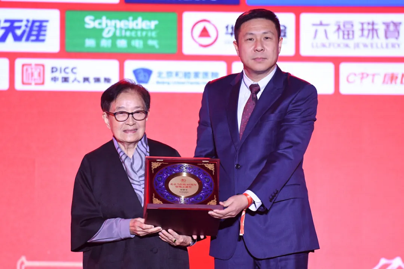谷建芬获北京马拉松40周年特殊贡献奖。组委会供图