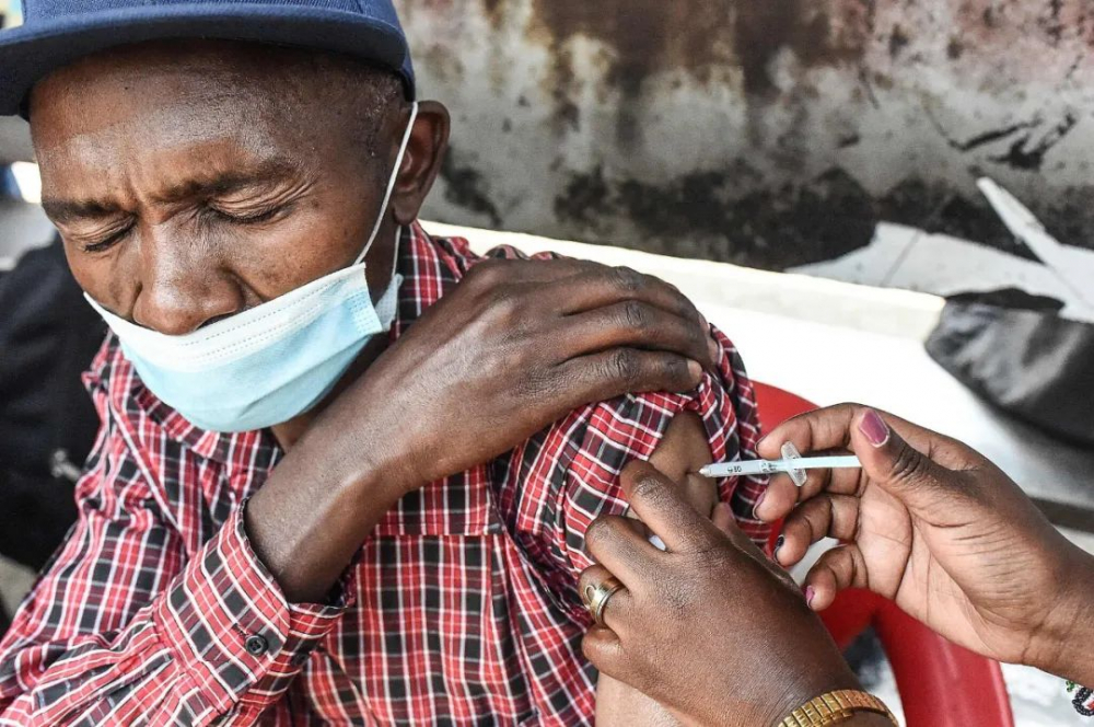 一名肯尼亚民众正在接种新冠疫苗。图源：纽约时报