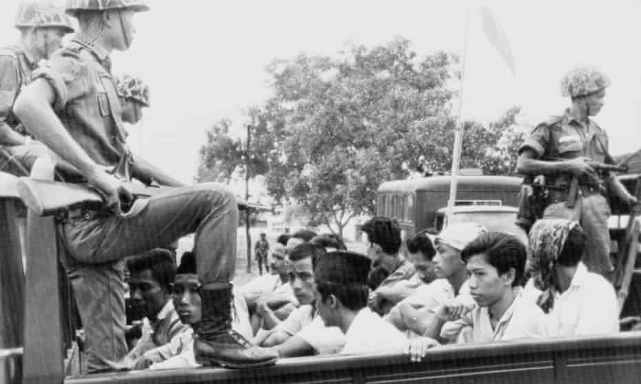 （1965年10月，印共成员被押送至雅加达监狱）