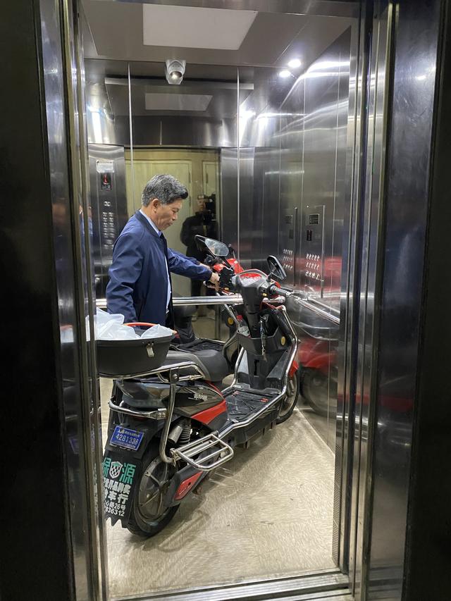 "电瓶车禁止入内""电瓶车禁止入内"……10月18日早上,九亭家园二期