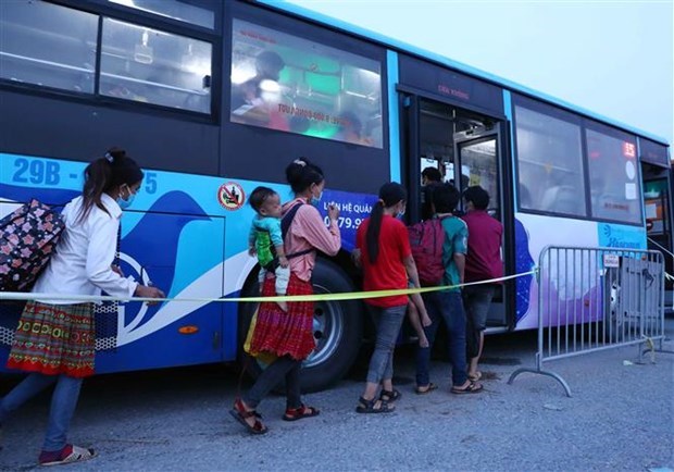 越南返乡人员乘坐大巴。（图源：越通社）