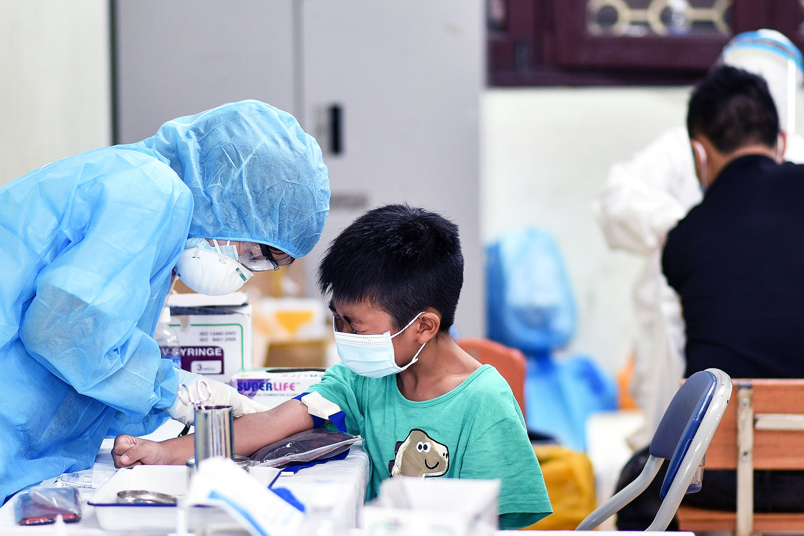 河内的医护人员真正抽血（图源：Getty Images）