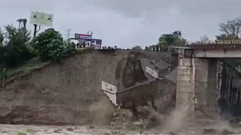 印度北部暴雨冲垮桥梁(视频截图)