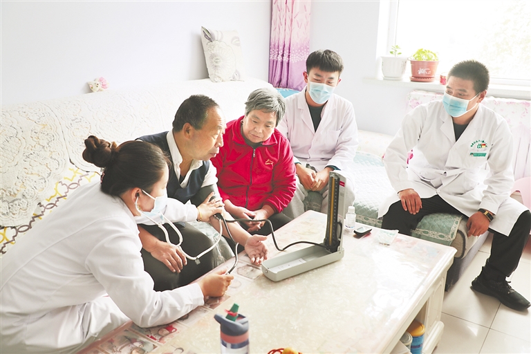 易地搬迁集中安置区怡安社区家庭医生为居民上门体检.
